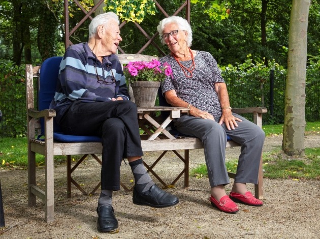 Echtpaar in de tuin 